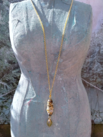 Goudkleurige ketting met kleine brocante kraal