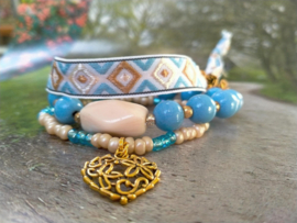 Zachtblauw met beige lintjes armbanden set