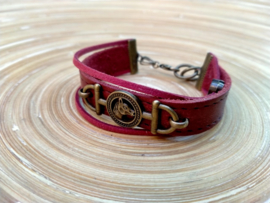 Rode leren armband van gerecycled leer