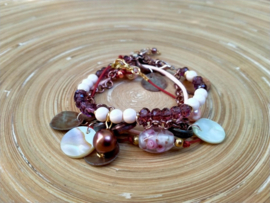Vier-delige set armbandjes in roomwit en aubergine