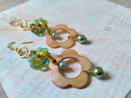 Bohemian bloem oorbellen met schelp kralen