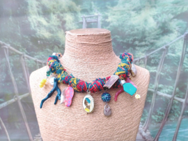 Stoffen ketting in blauw/rood/geel