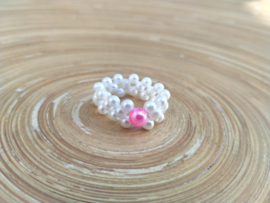 Wit/fuchsia ring. Ringmaat 19.5