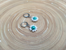 Klapcreolen 13 mm met bloem oorbelletjes in turquoise en wit