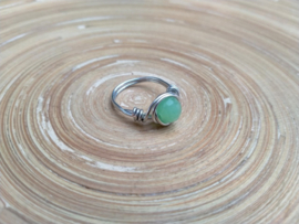 Zilverkleurige copper wire ring met mintgroene glaskraal. Maat 16.5