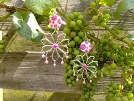 Zomerse bloem oorbellen van schelpkralen in fuchsia