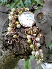 Horloge met champagne- en olijfgroene glaspareltjes