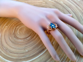 Koperkleurige ring met lotusbloem. Maat 18