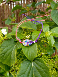 Paars/roze enkelbandje met bloemen kauri schelpje