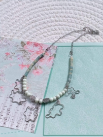 Korte lichtblauw/zachtgele ketting