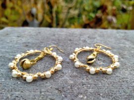 Oorbellen met metalen belletjes en witte acryl pareltjes