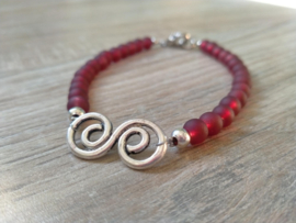 Heren glaskralen armband met een Invinity connector van oud zilver