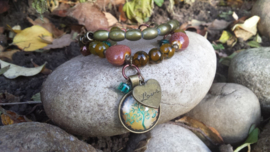 Bruin met groene armband in Buddha style