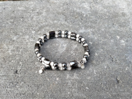 Armband van magnetisch hematiet en roomwitte Cat Eye kralen