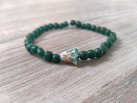 Armbandje met Tsjech tulpkraaltje op elastiek geregen