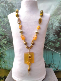 Lange oranje en goudkleurige ketting