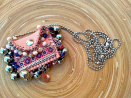 Imitatie suede kleine sleuteltasje aan een ball chain ketting
