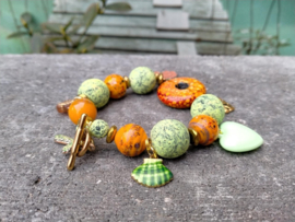 Keramiek groen/oranje armband met green stone kralen