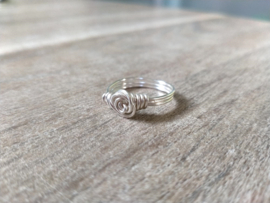 Gedraaide Copper Wire ring in zilverkleur. Maat 17