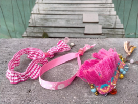 Drie-delige fuchsia armbanden set in Ibiza style