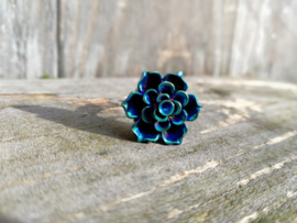 Zilverkleurige ring met diepblauw/groene cabochon. Ringmaat 17