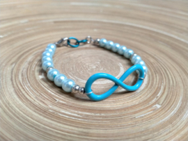 Turquoise invinity glasparel armbandje