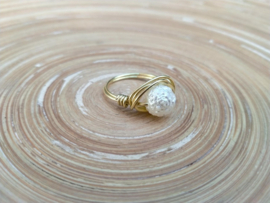 Goudkleurige copper wire ring met roomwitte kraal.  Ringmaat 18