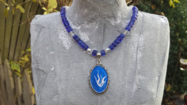 Blauw ketting met facet geslepen glaskralen en ornament