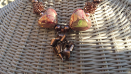 Wire ketting met grote mocca keramiek hart kralen