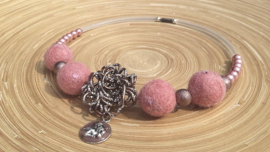 Korte spangketting met oud roze viltkralen en bruine accenten