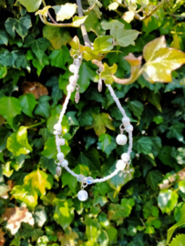 Enkelbandje met witte glaskralen