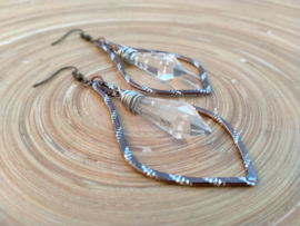 Bronkleurige crinkle aluwire oorbellen met lange glasdruppels
