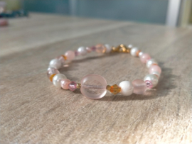 Zalmkleurig glasparel armbandje met electroplated glaskraal