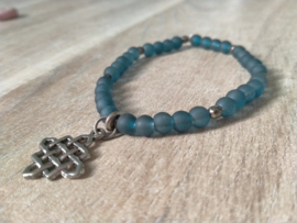Diepblauwe glasparel armband op elastiek