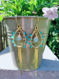 Turquoise hammered Copper Wire oorbellen met glasparels