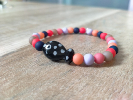 Trendy armbandje met zwarte viskraal van keramiek