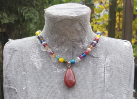 Korte ketting in multicolor met bruine hanger