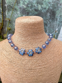 Hemelsblauwe glaskralen bloemen ketting