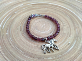 Aubergine kleurig armbandje met paardenbedel en glaskralen