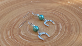 Turquoise glasparel oorbellen met hoefijzer bedeltjes in meer kleuren leverbaar!
