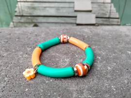 Tube armband met oranje polymeer bloemkraal