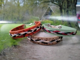 Armband van beige imitatieleer met gevlochten satijnkoord