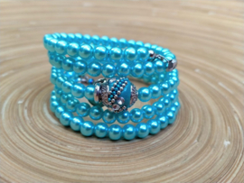 Wire bracelet met turquoise acryl parels van 5 windingen