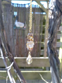 Goudkleurige ketting met kleine brocante kraal