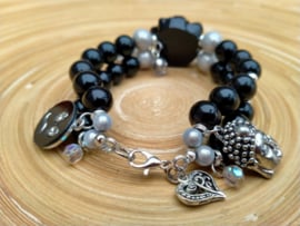 Zwarte armband met glasparels en bloemverdeler