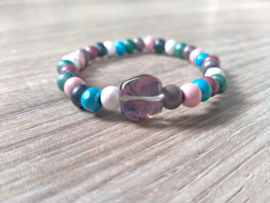 Houten armbandje met paarse electroplated kraal