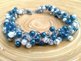 Handgemaakte donkerblauwe met witte krulketting