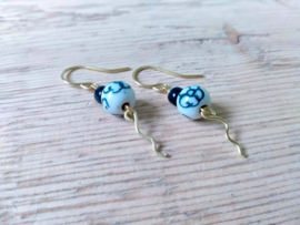 Delfts blauwe oorbellen met handgeschilderde bloemkralen