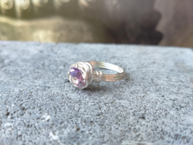 Zacht lila copper wire ring. Maat 19