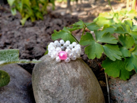 Wit met fuchsia pareltjes ring. Maat 19.5